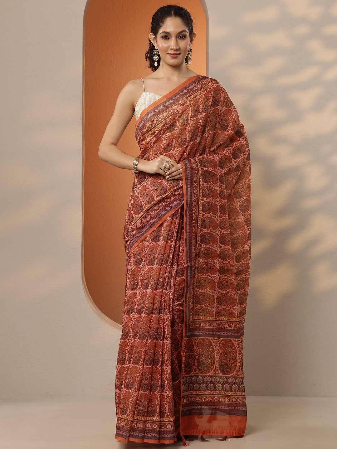 Brown Printed Silk Blend Saree With Unstitched Blouse Piece