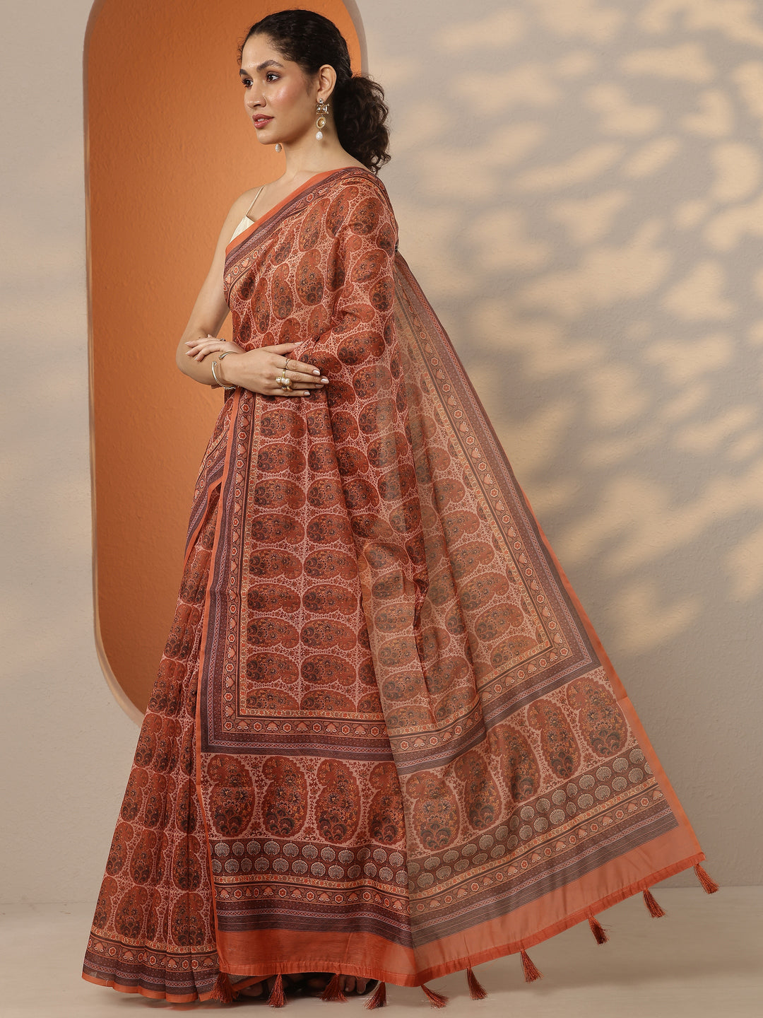 Brown Printed Silk Blend Saree With Unstitched Blouse Piece