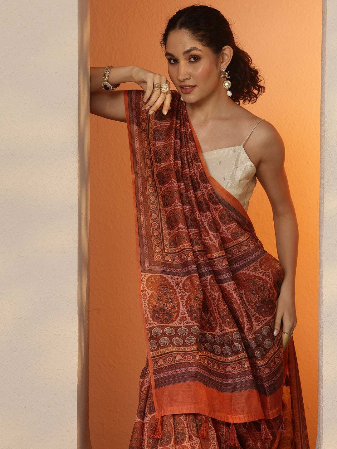 Brown Printed Silk Blend Saree With Unstitched Blouse Piece