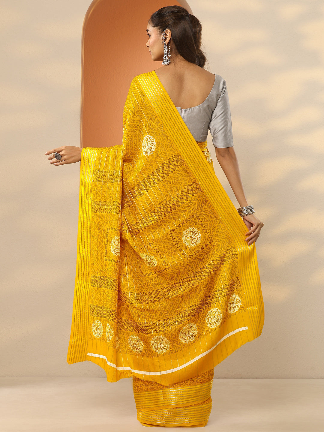 Mustard Printed Silk Blend Saree With Unstitched Blouse Piece