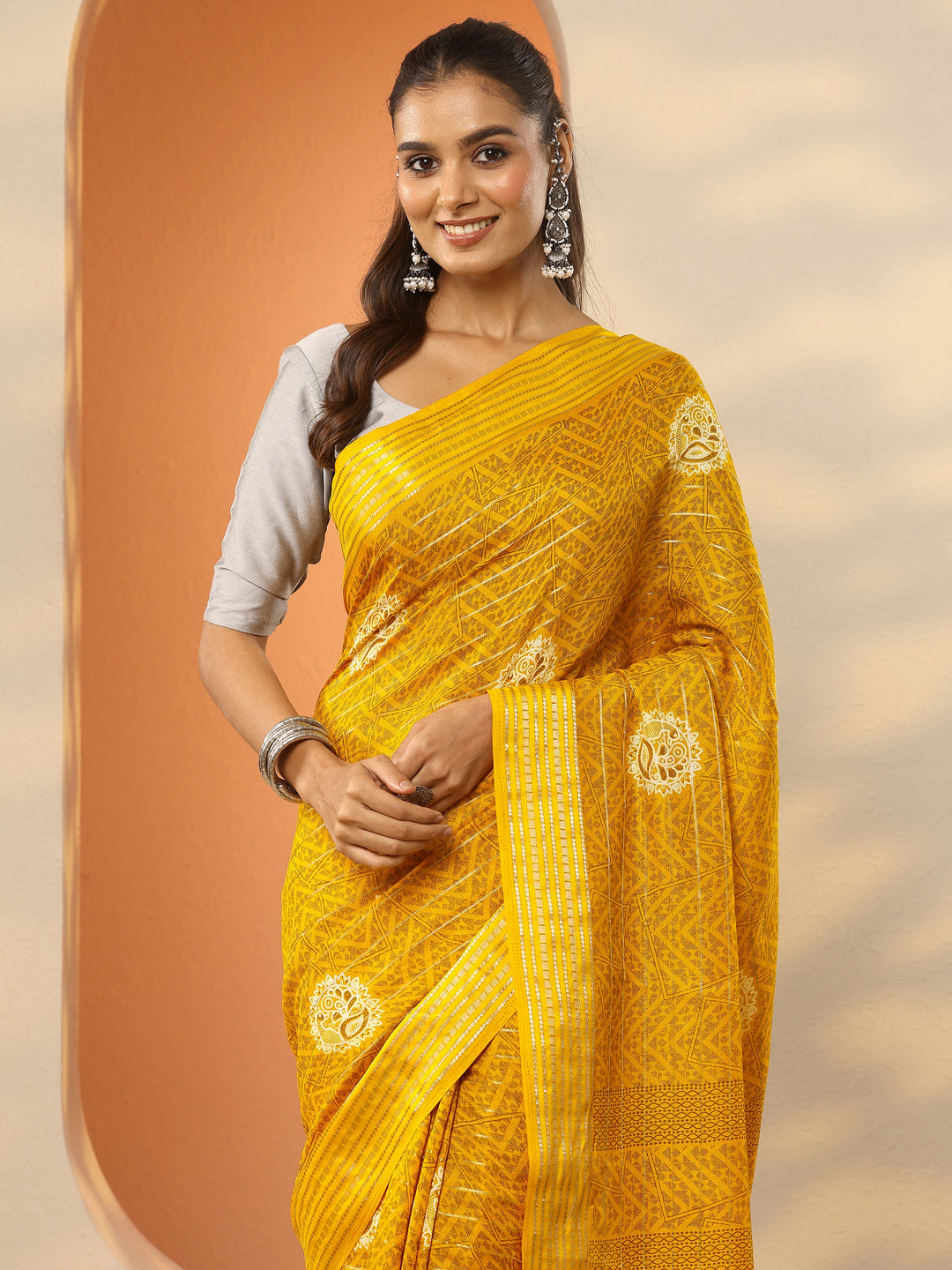 Mustard Printed Silk Blend Saree With Unstitched Blouse Piece