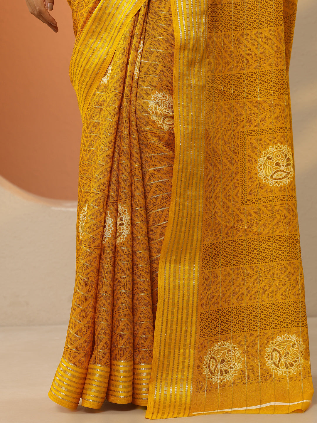 Mustard Printed Silk Blend Saree With Unstitched Blouse Piece