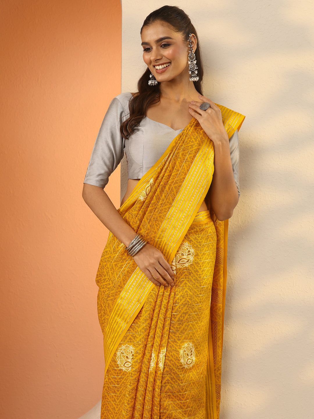 Mustard Printed Silk Blend Saree With Unstitched Blouse Piece