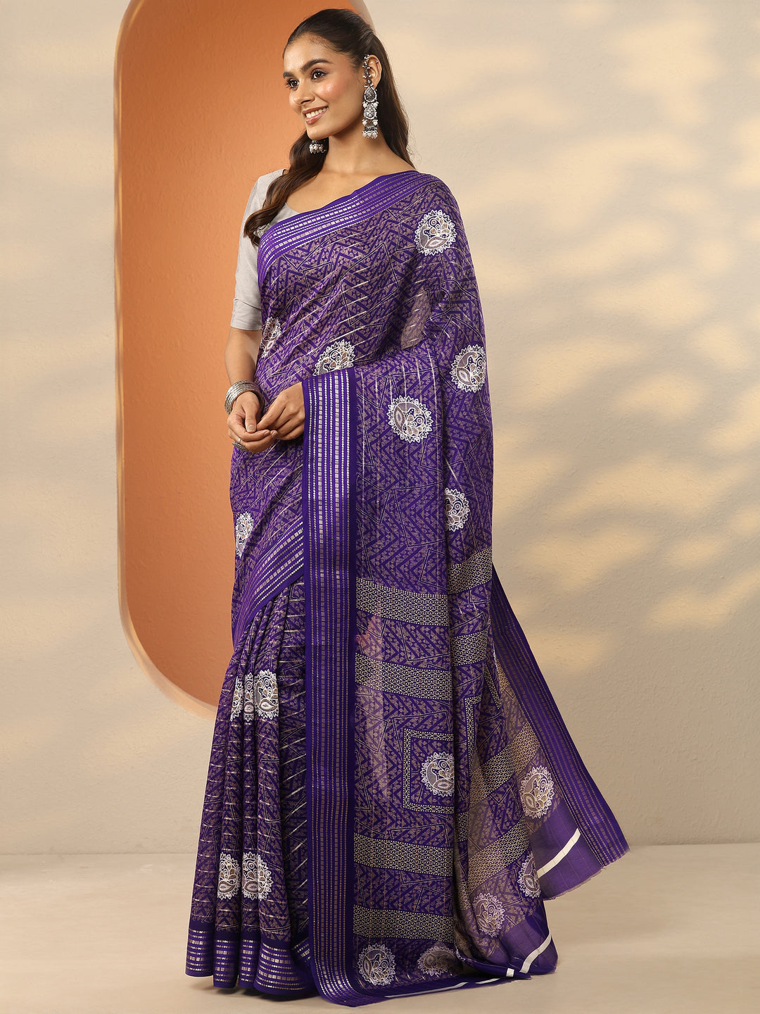 Purple Printed Silk Blend Saree With Unstitched Blouse Piece