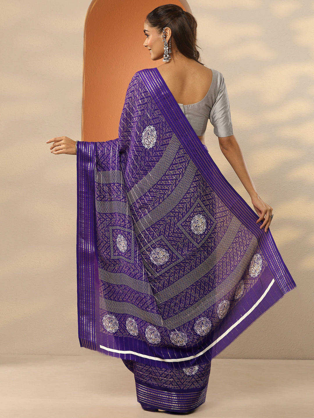 Purple Printed Silk Blend Saree With Unstitched Blouse Piece