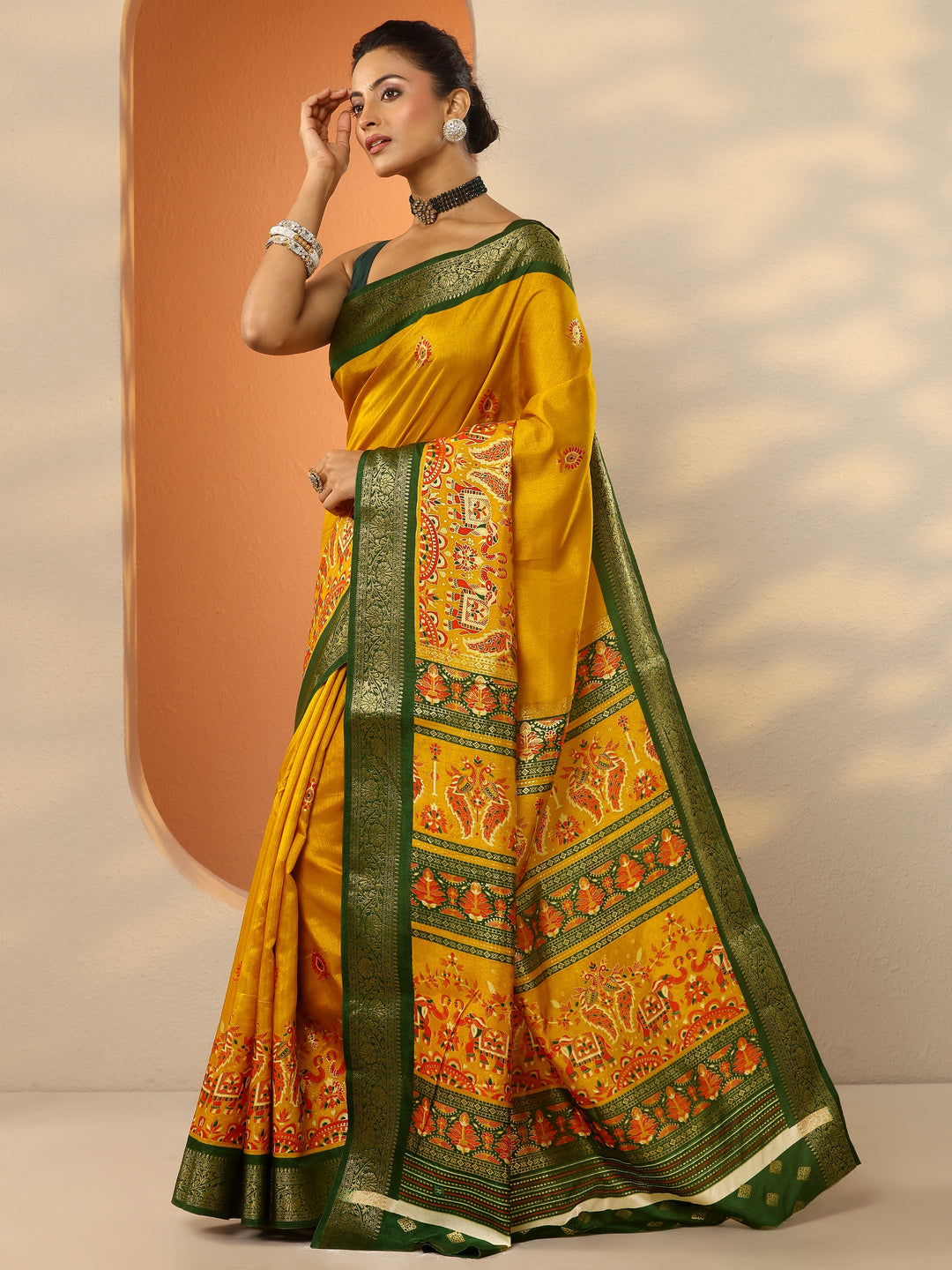 Mustard Printed Silk Blend Saree With Unstitched Blouse Piece