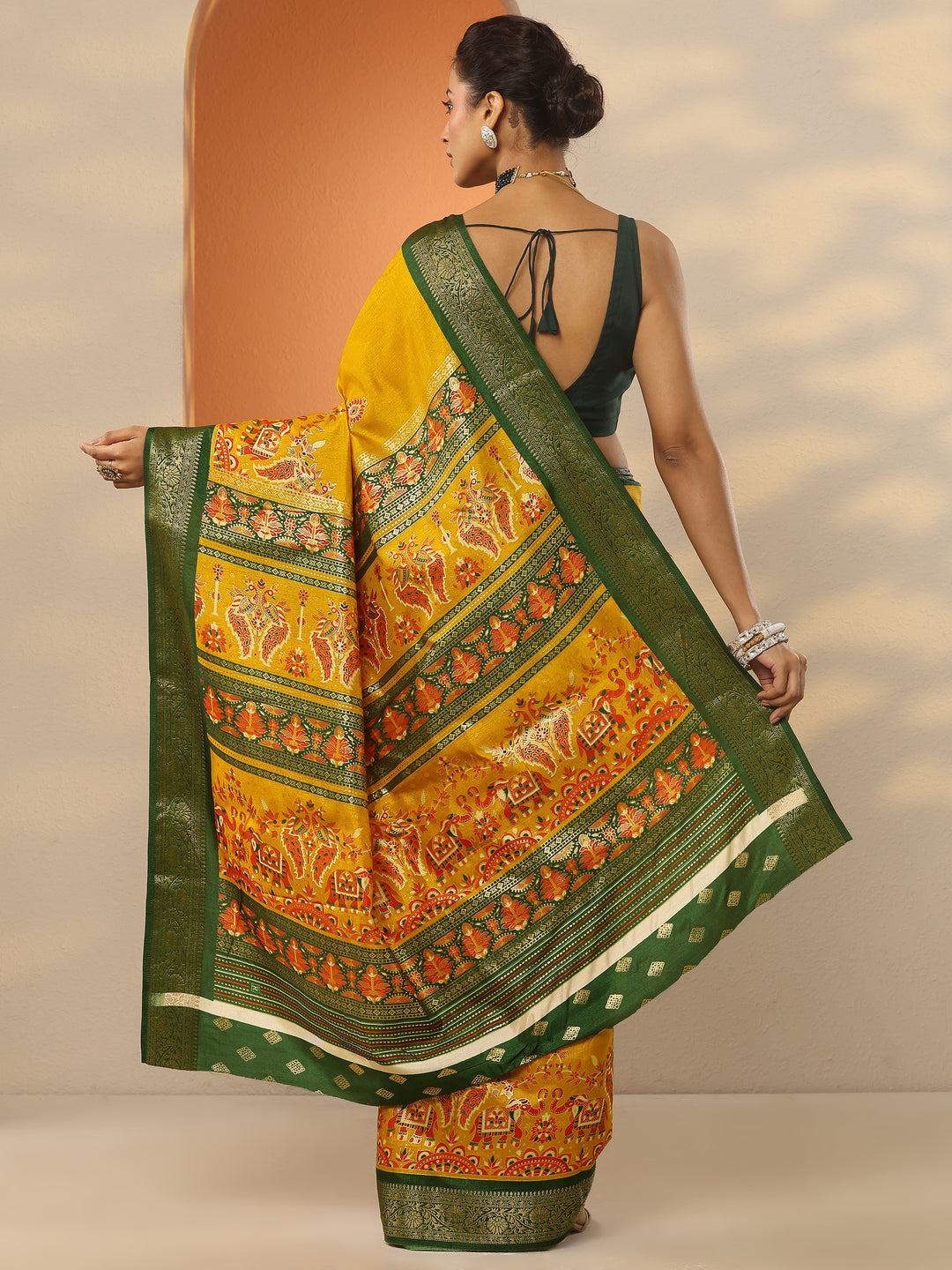 Mustard Printed Silk Blend Saree With Unstitched Blouse Piece