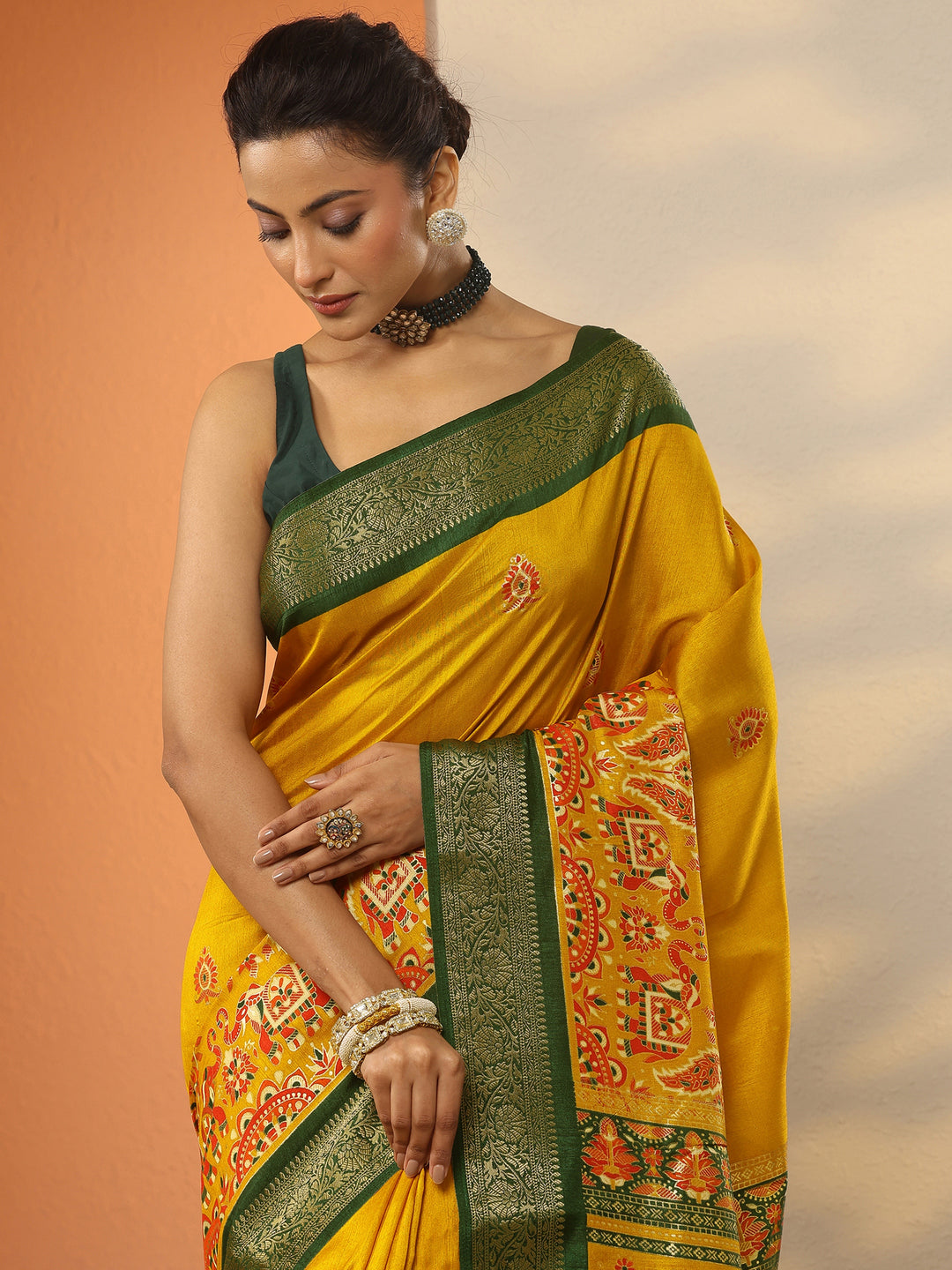 Mustard Printed Silk Blend Saree With Unstitched Blouse Piece
