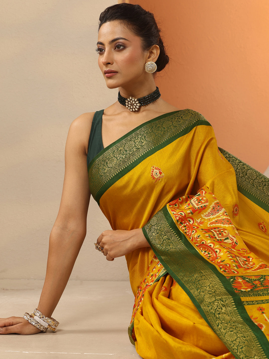 Mustard Printed Silk Blend Saree With Unstitched Blouse Piece