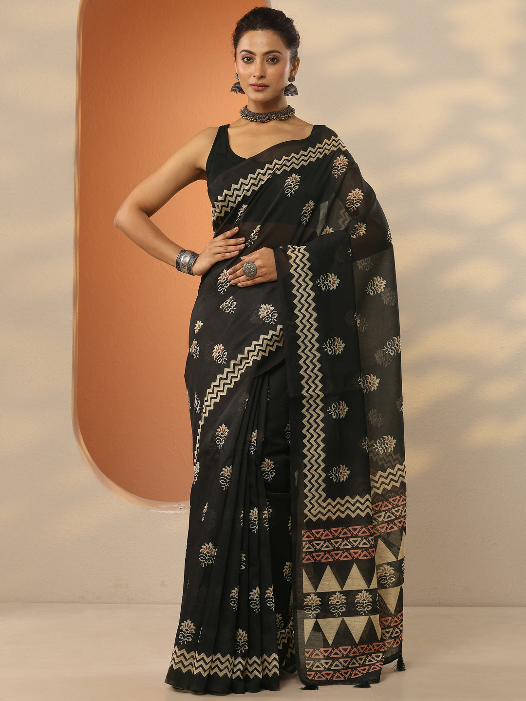 Black Printed Silk Blend Saree With Unstitched Blouse Piece