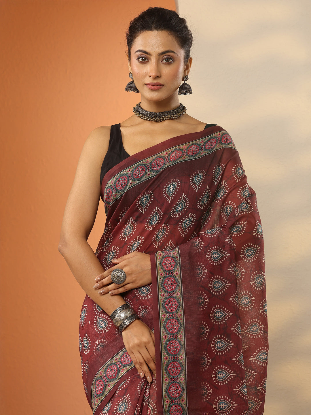 Brown Printed Silk Blend Saree With Unstitched Blouse Piece
