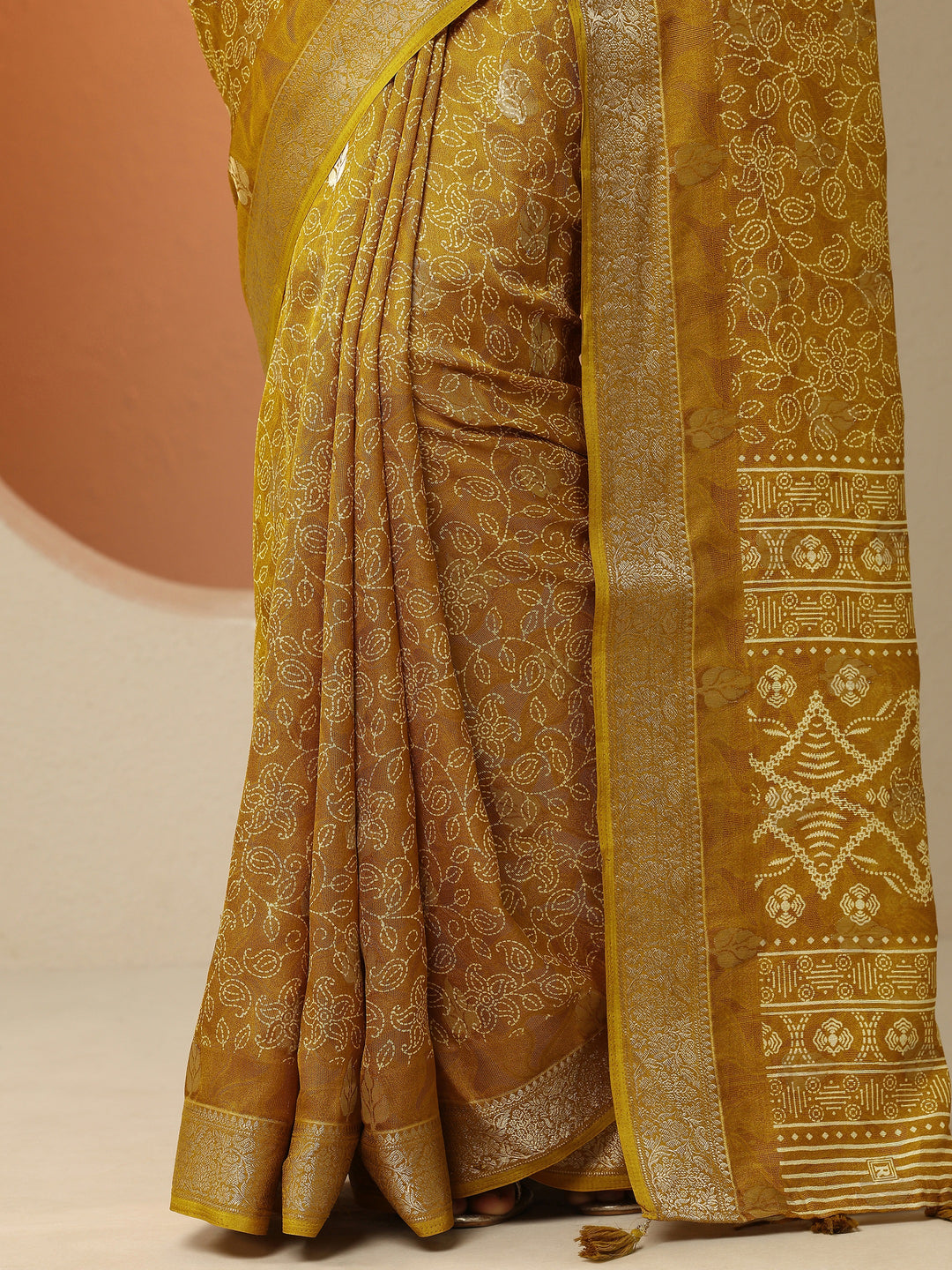 Mustard Printed Silk Blend Saree With Unstitched Blouse Piece