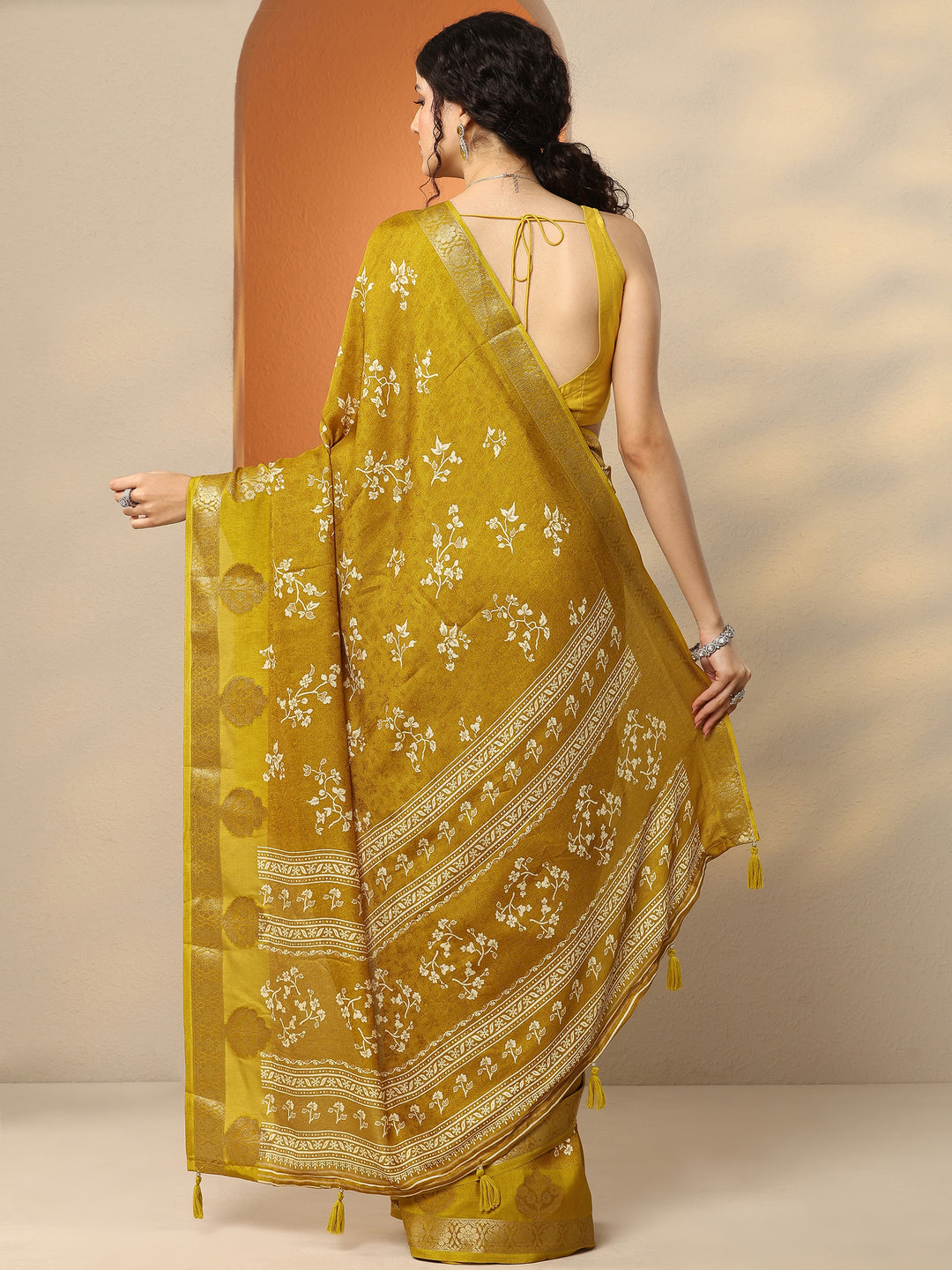 Mustard Printed Silk Blend Saree With Unstitched Blouse Piece