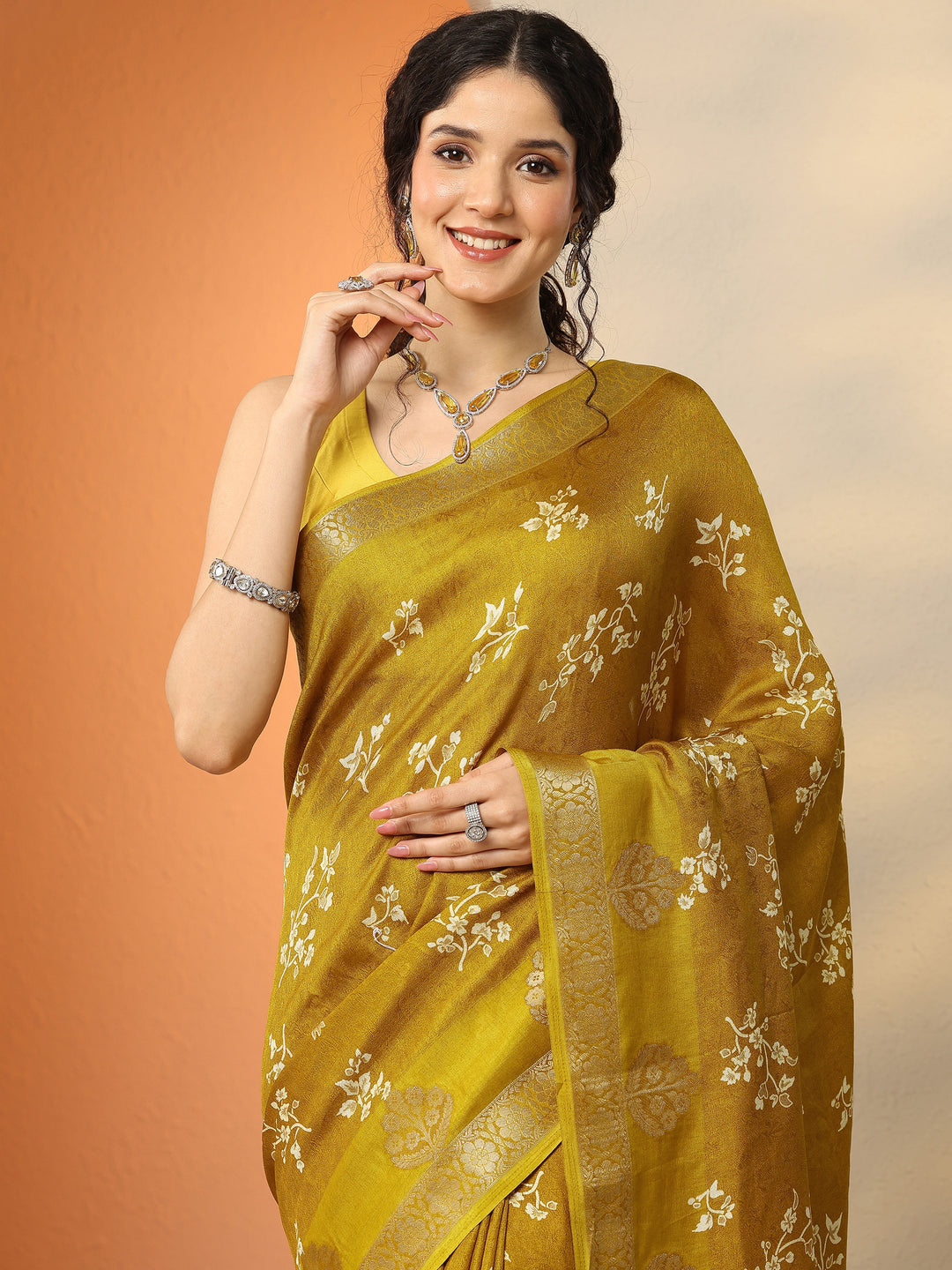 Mustard Printed Silk Blend Saree With Unstitched Blouse Piece