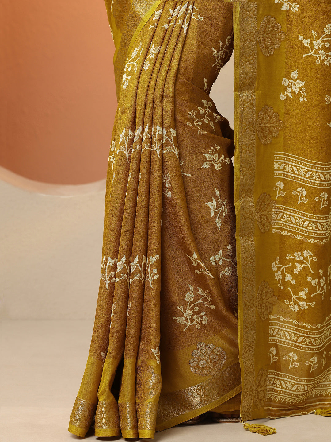 Mustard Printed Silk Blend Saree With Unstitched Blouse Piece