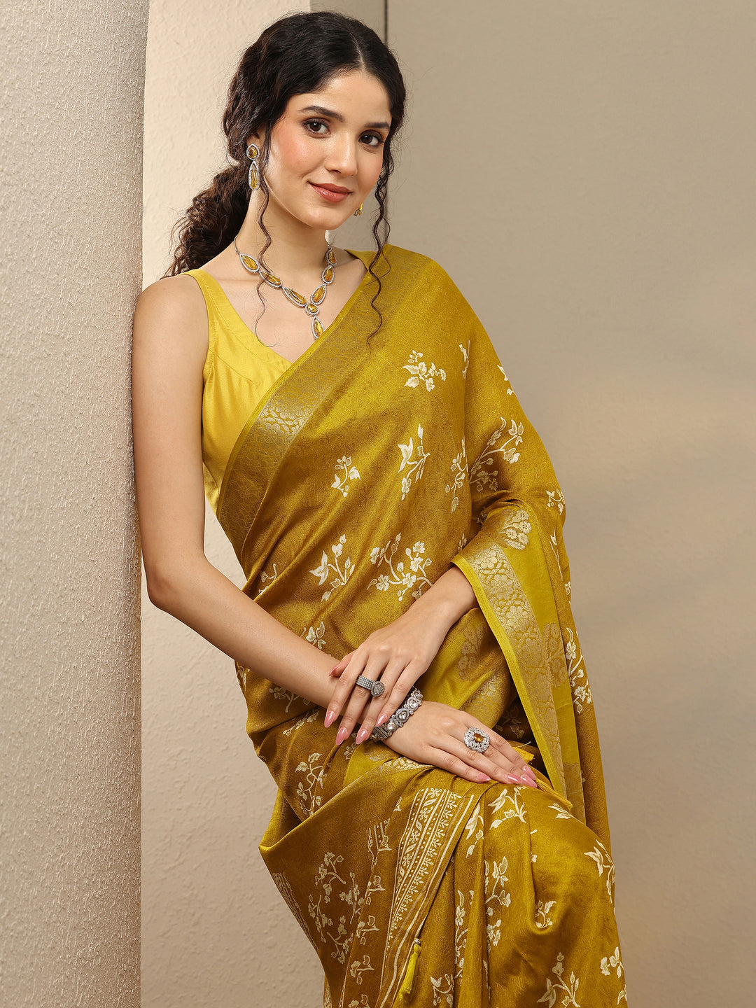 Mustard Printed Silk Blend Saree With Unstitched Blouse Piece