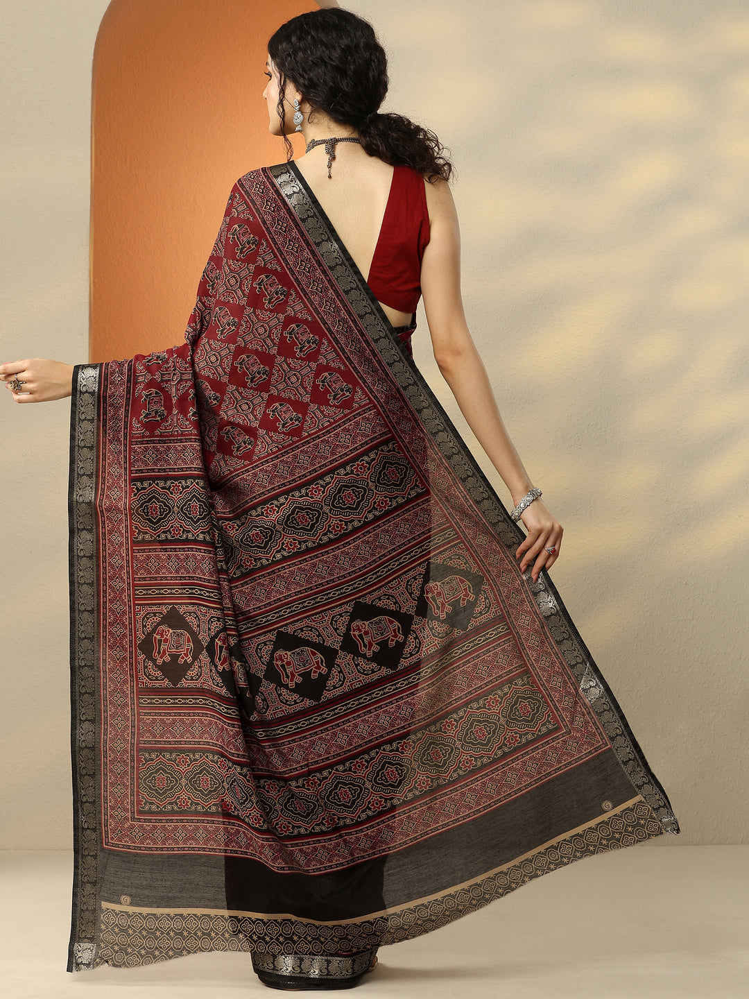 Red Printed Silk Blend Saree With Unstitched Blouse Piece