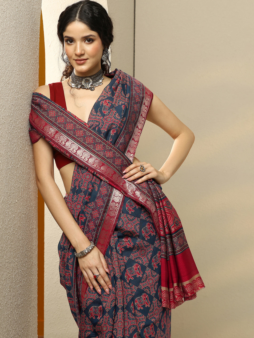 Navy Blue Printed Silk Blend Saree With Unstitched Blouse Piece