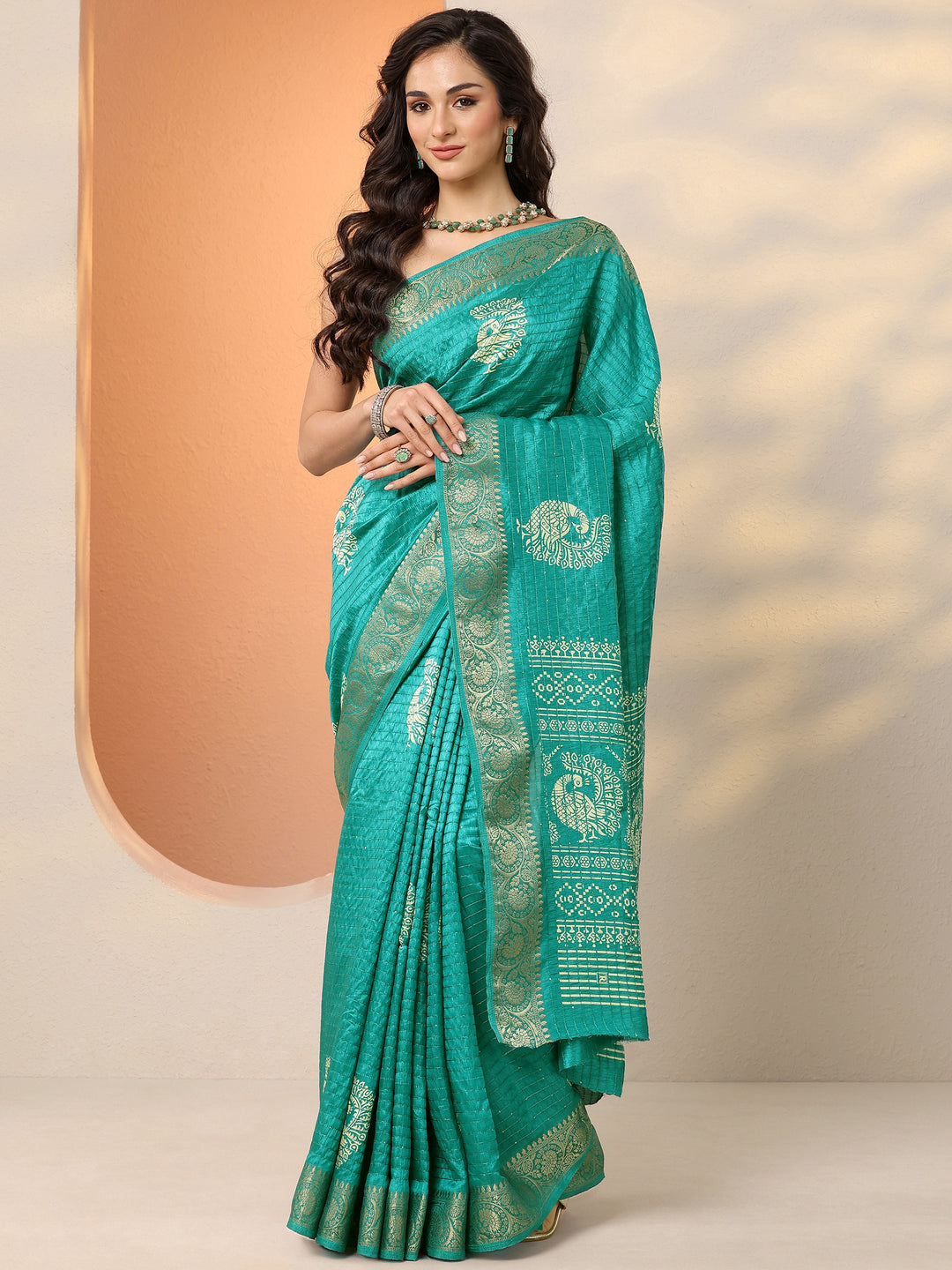 Green Embellished Silk Blend Saree With Unstitched Blouse Piece