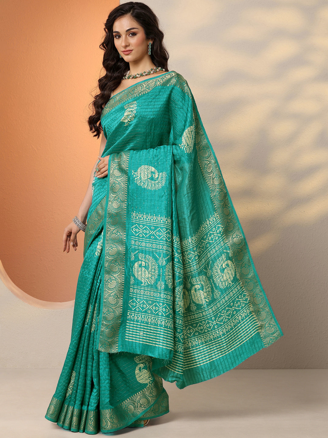 Green Embellished Silk Blend Saree With Unstitched Blouse Piece