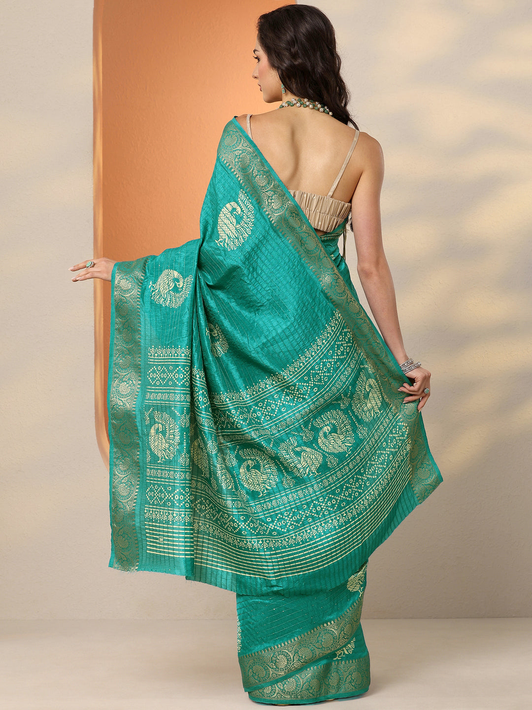 Green Embellished Silk Blend Saree With Unstitched Blouse Piece
