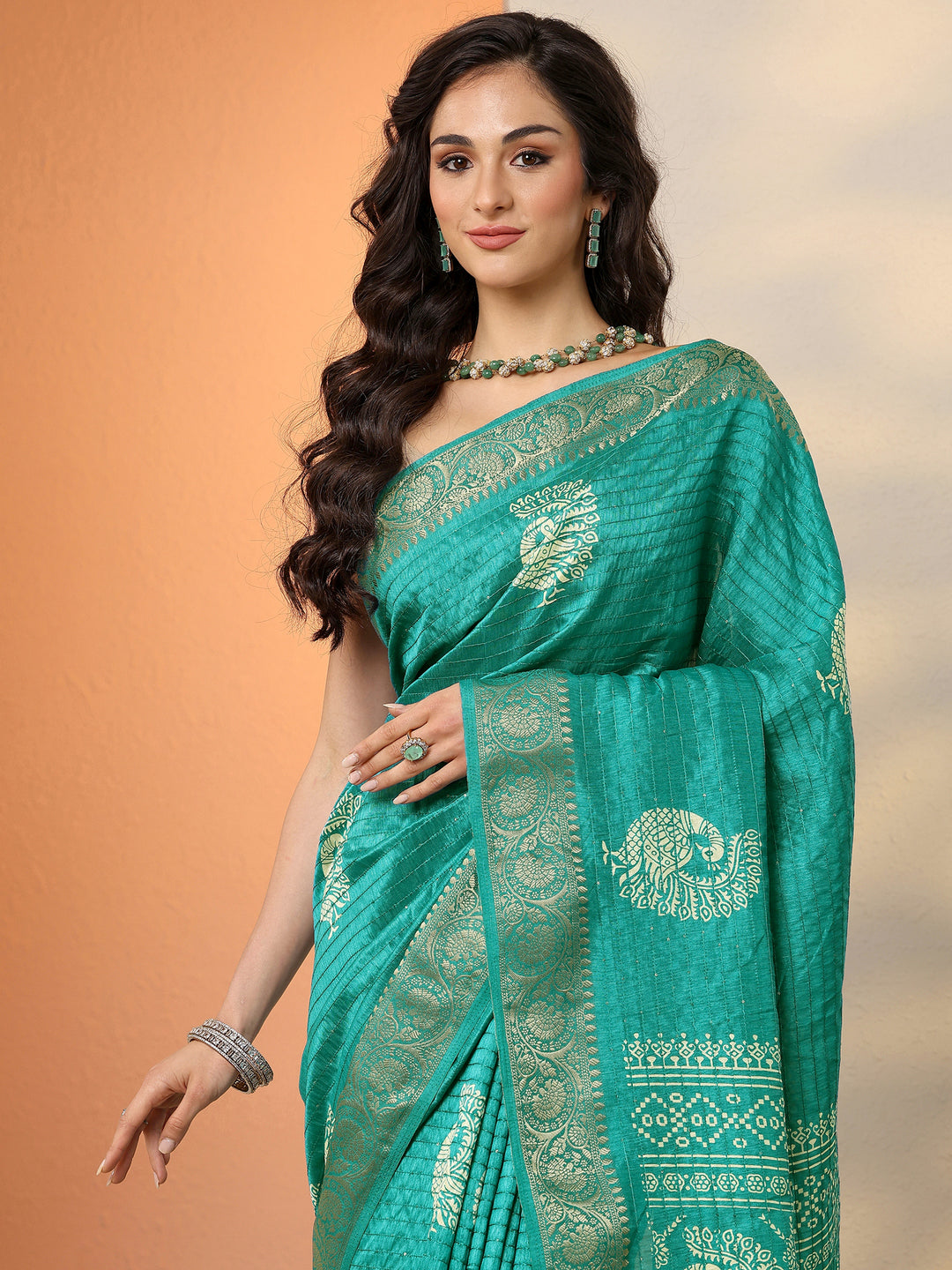 Green Embellished Silk Blend Saree With Unstitched Blouse Piece
