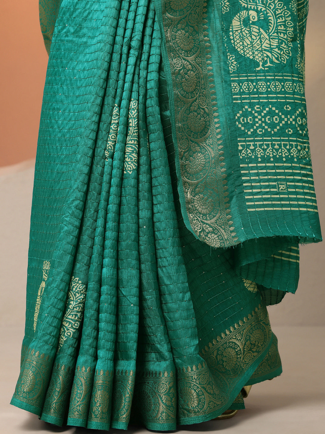 Green Embellished Silk Blend Saree With Unstitched Blouse Piece