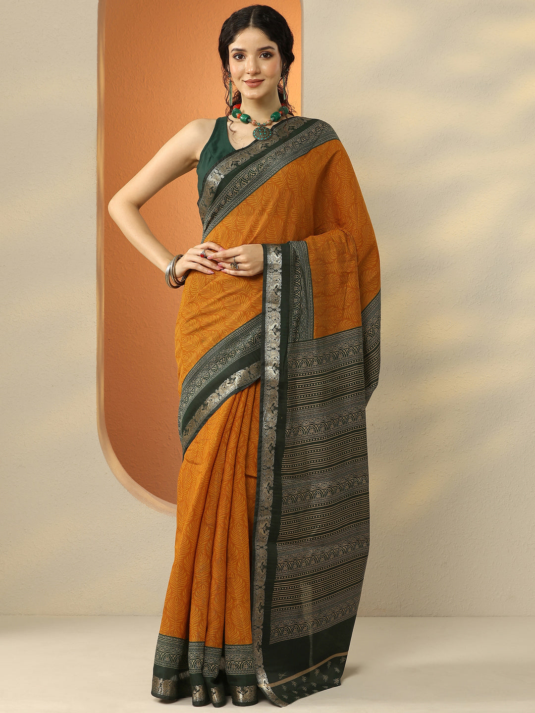 Mustard Printed Silk Blend Saree With Unstitched Blouse Piece