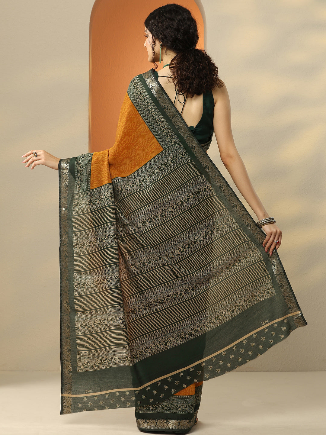 Mustard Printed Silk Blend Saree With Unstitched Blouse Piece