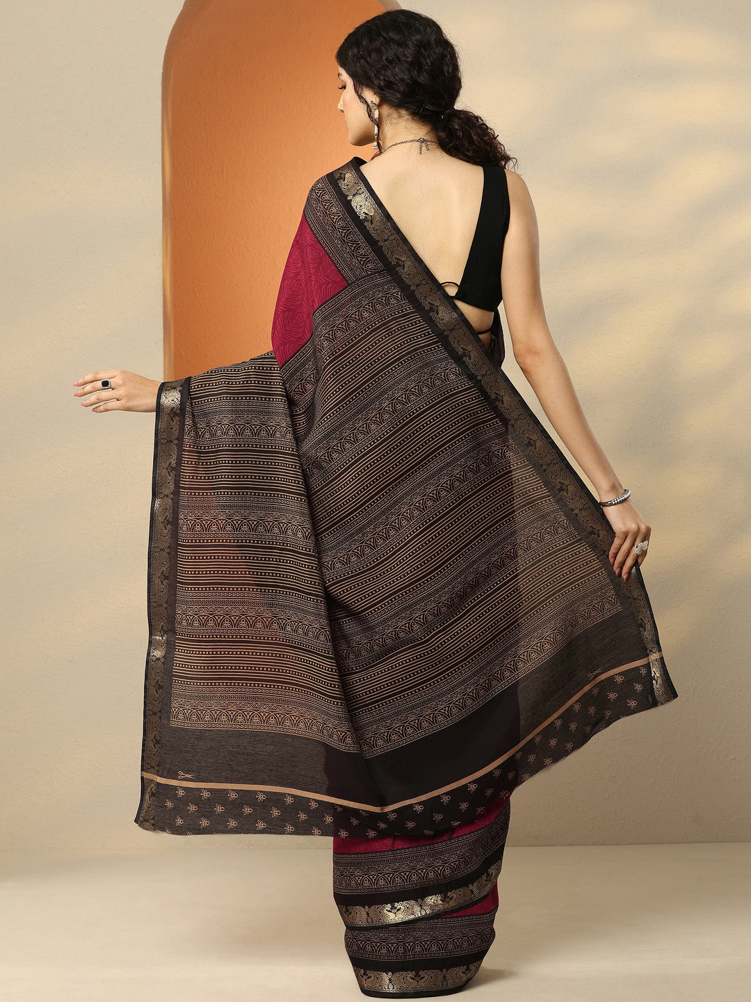 Red Printed Silk Blend Saree With Unstitched Blouse Piece