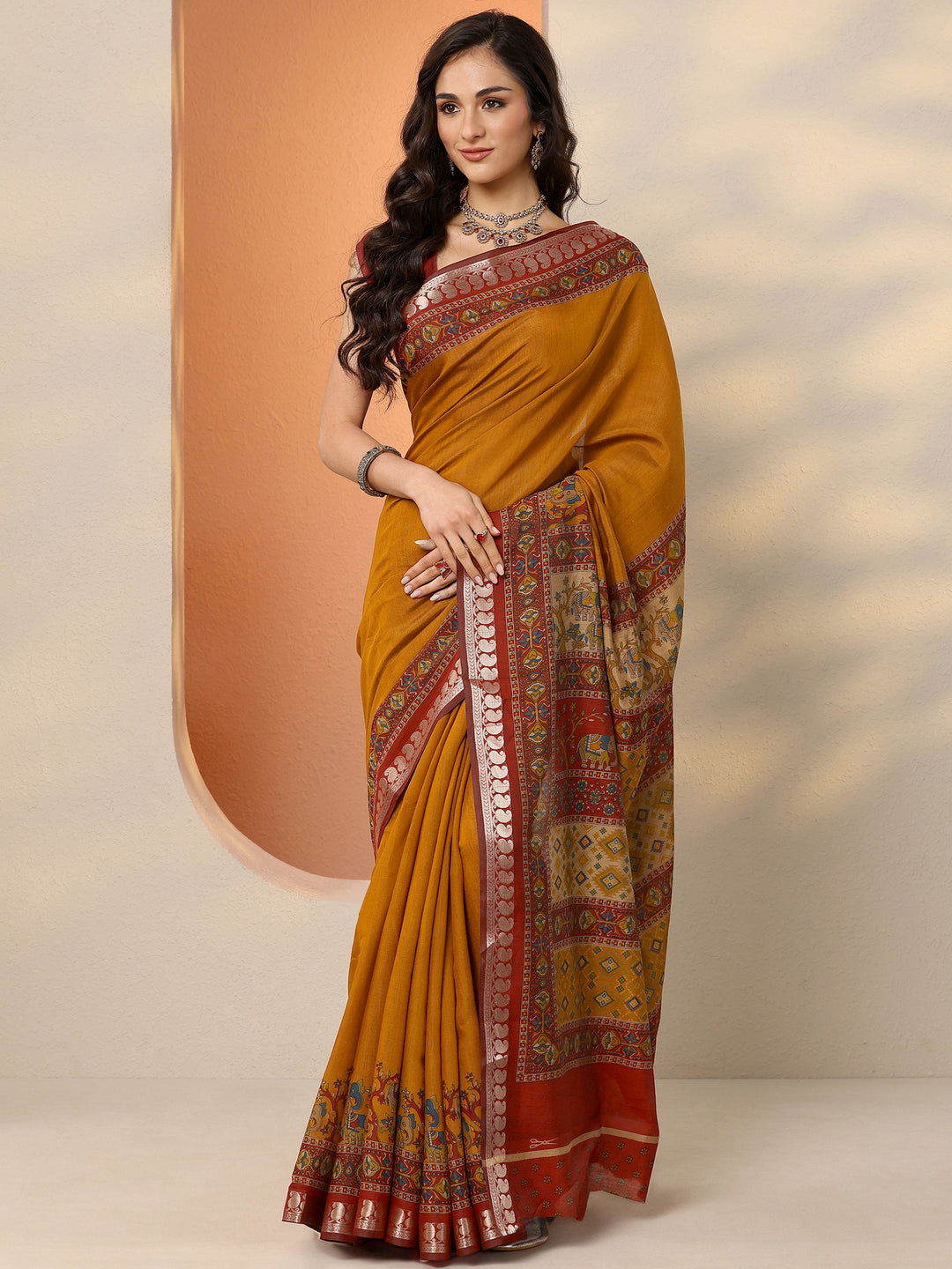 Mustard Printed Silk Blend Saree With Unstitched Blouse Piece