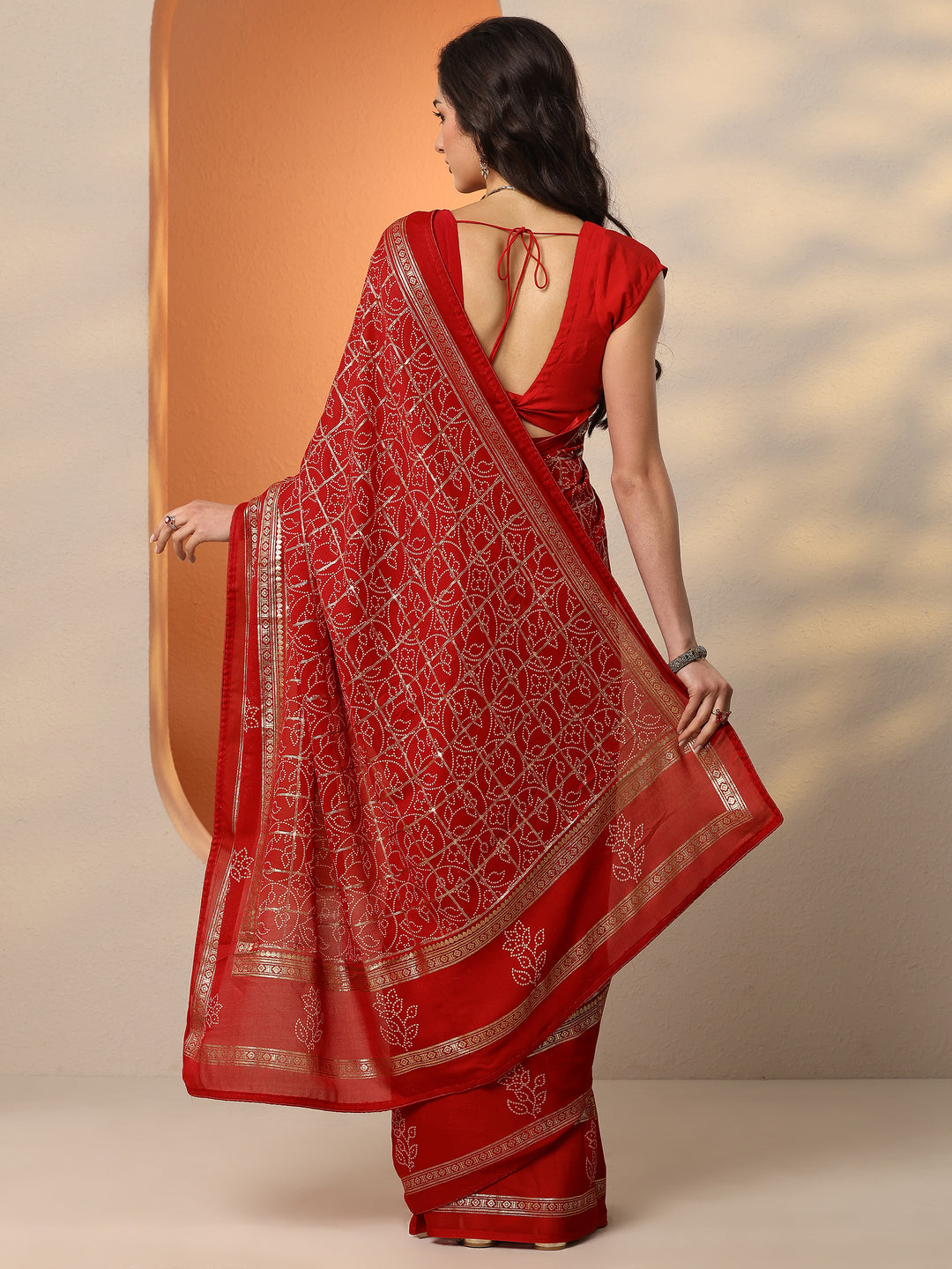 Red Bandhani Printed Silk Blend Saree With Unstitched Blouse Piece