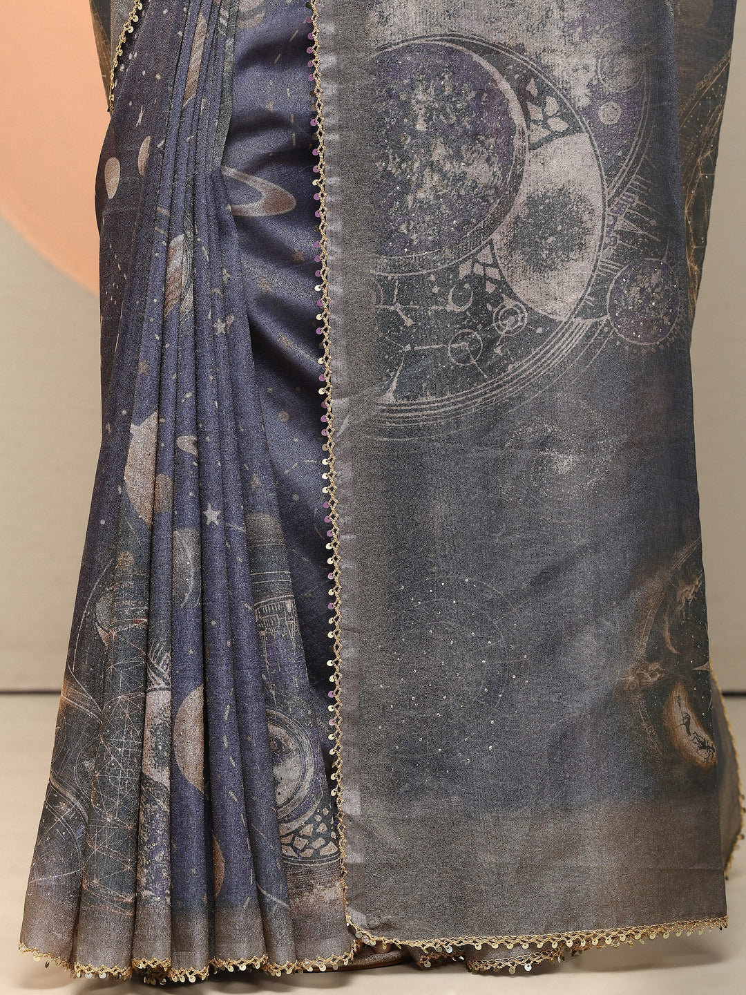 Purple Geometric Printed Silk Blend Saree With Unstitched Blouse Piece