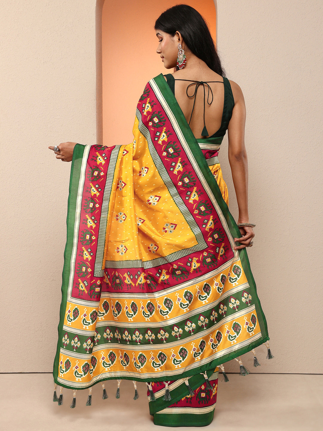 Mustard Printed Silk Blend Saree With Unstitched Blouse Piece