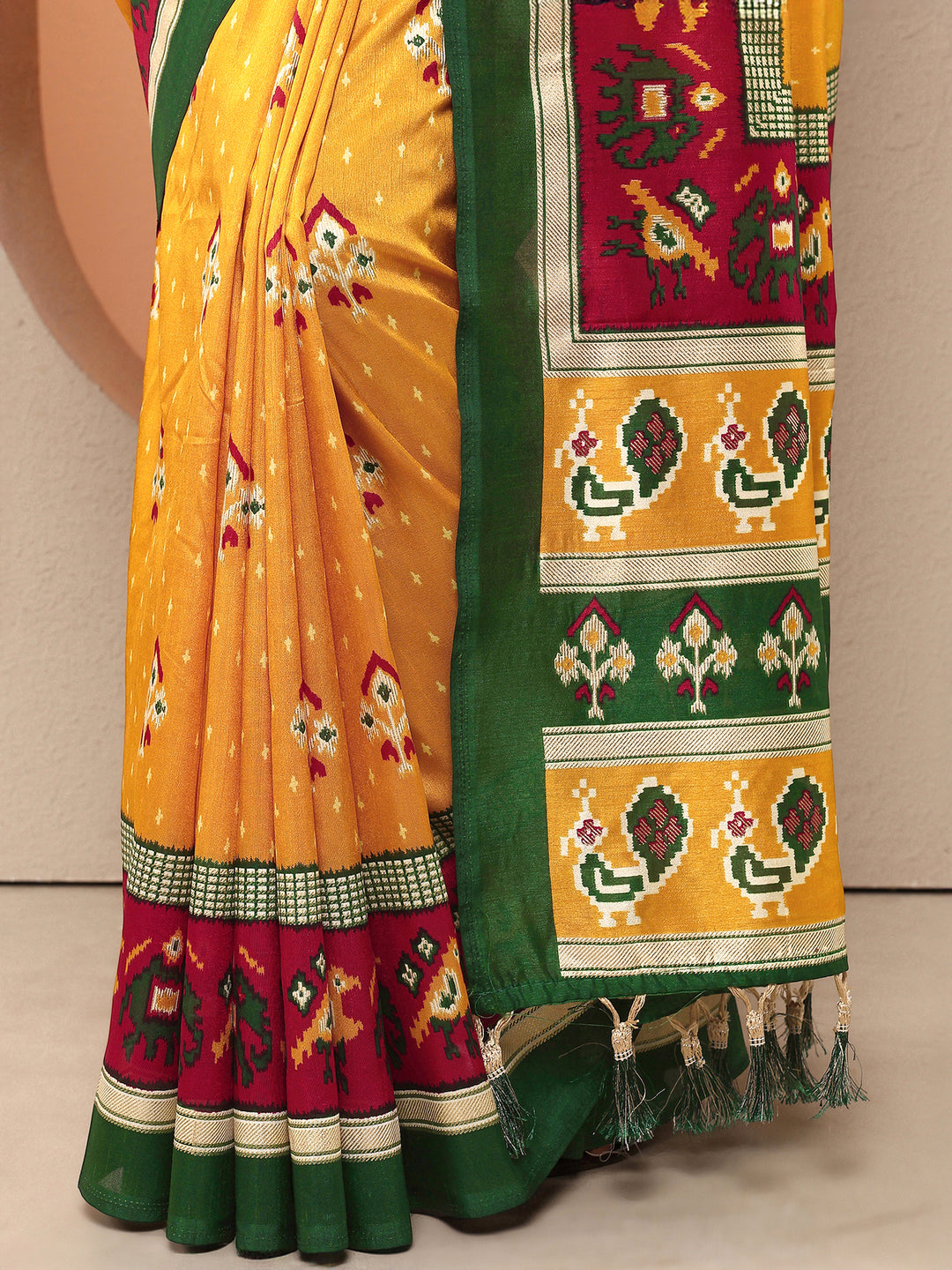 Mustard Printed Silk Blend Saree With Unstitched Blouse Piece