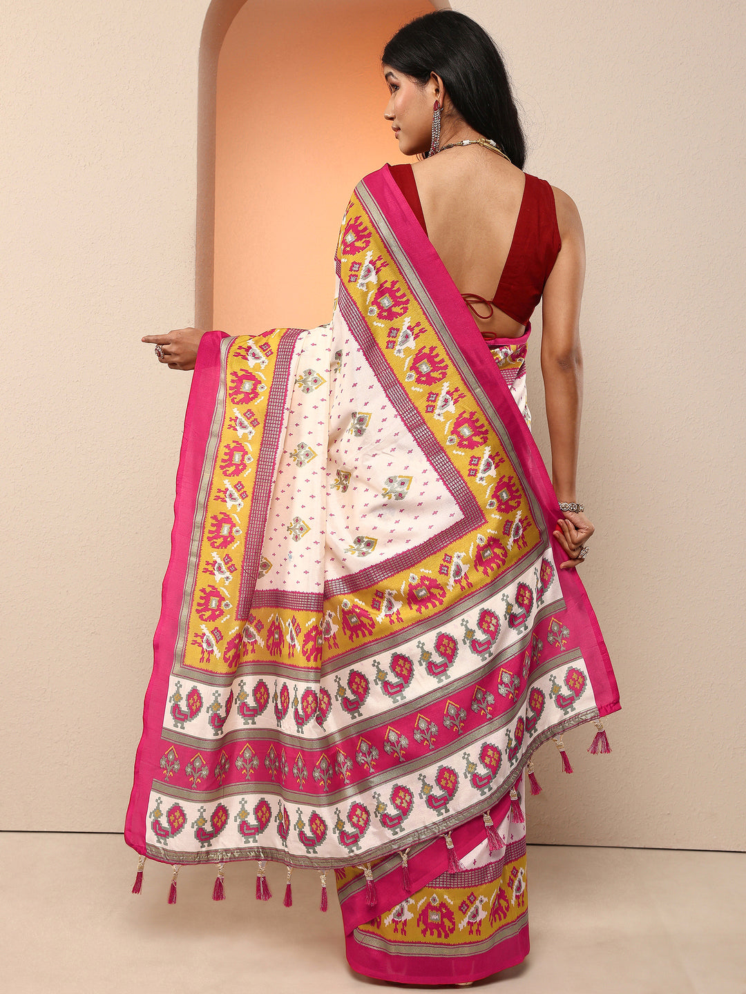 Off White Printed Silk Blend Saree With Unstitched Blouse Piece