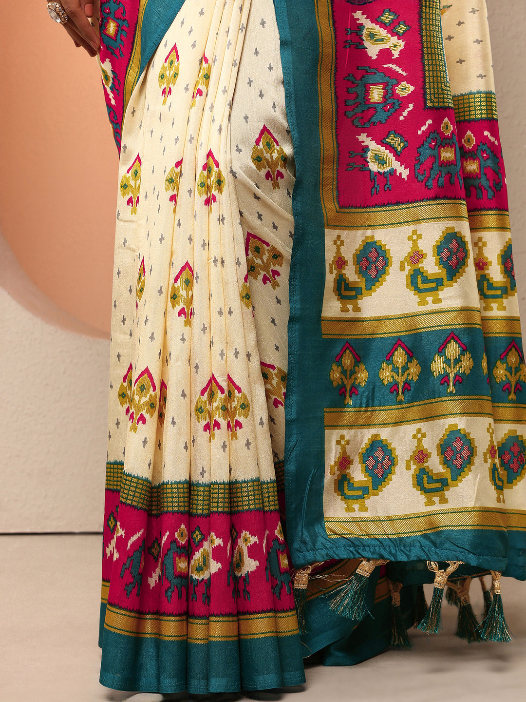 Off White Printed Silk Blend Saree With Unstitched Blouse Piece