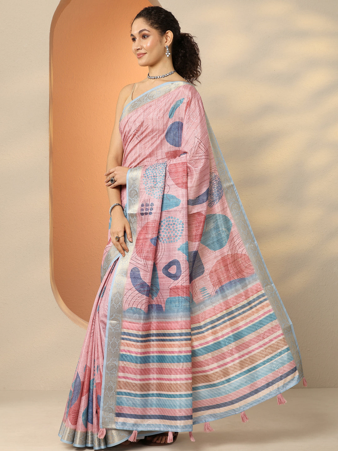 Pink Geometric Printed Silk Blend Saree With Unstitched Blouse Piece