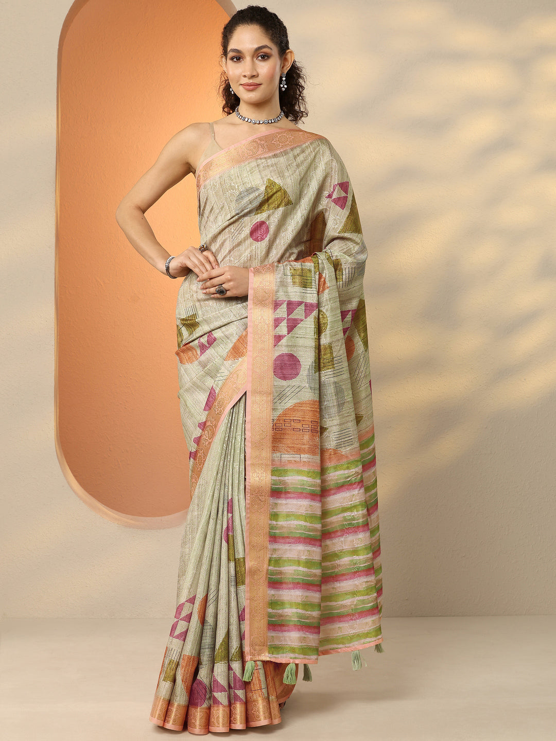 Green Geometric Printed Silk Blend Saree With Unstitched Blouse Piece