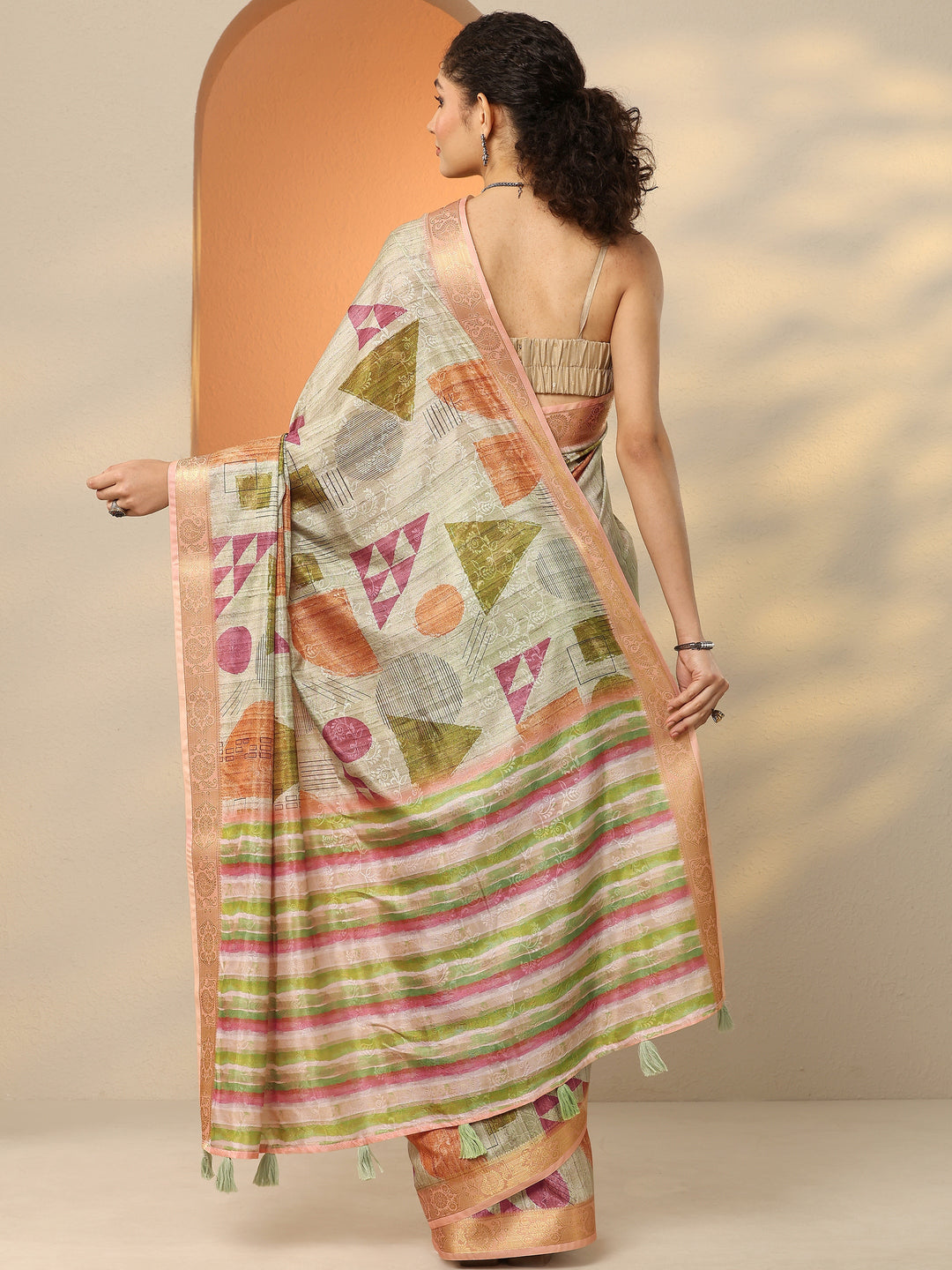 Green Geometric Printed Silk Blend Saree With Unstitched Blouse Piece