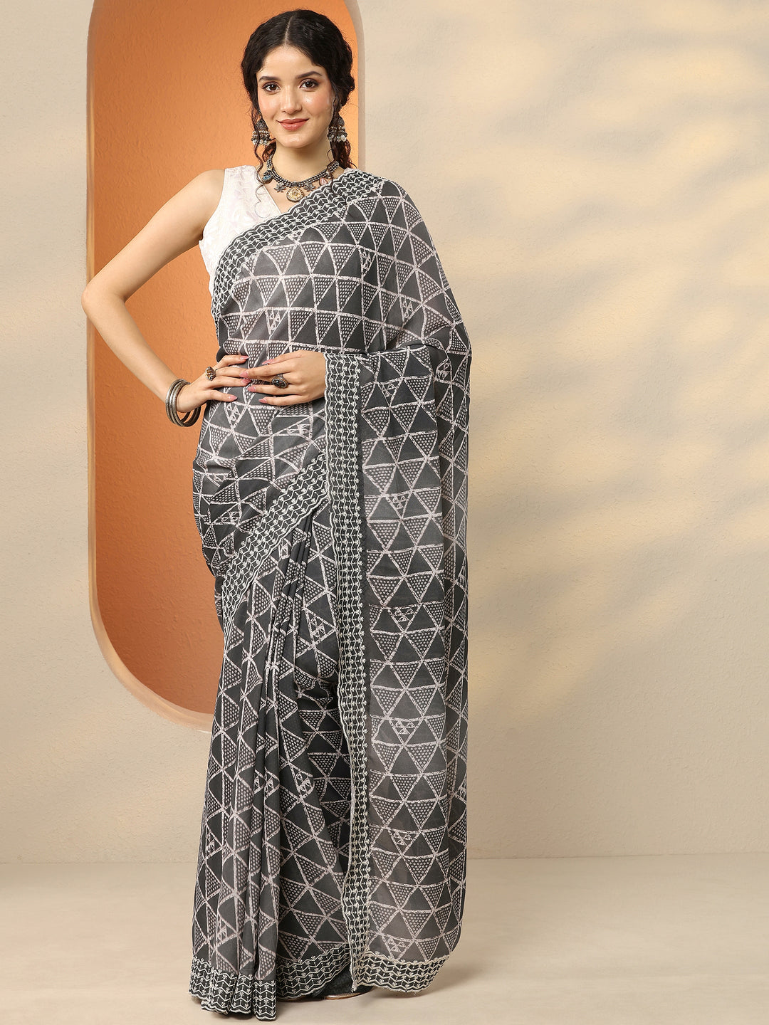 Grey Bandhani Printed Georgette Saree With Unstitched Blouse Piece