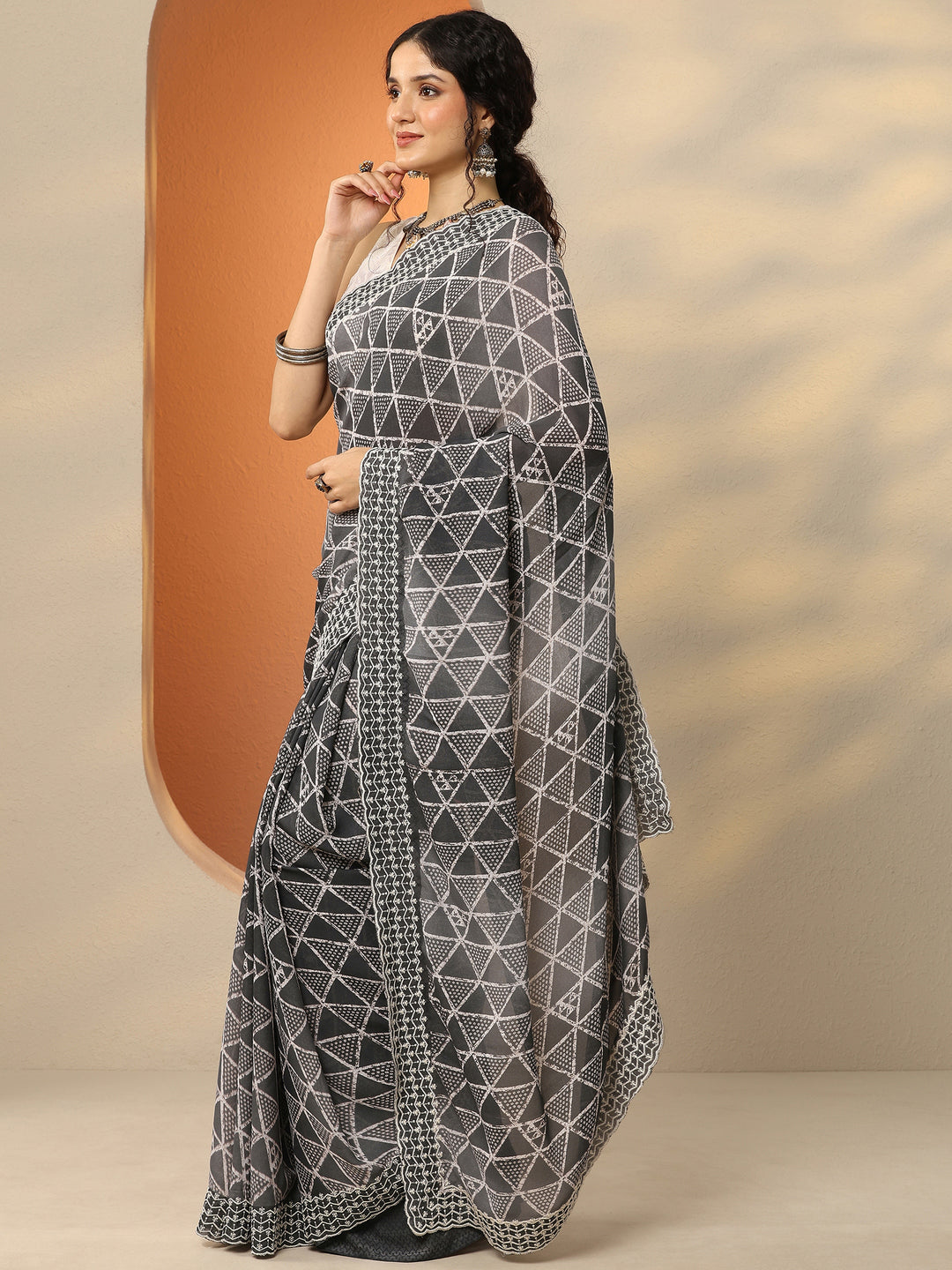 Grey Bandhani Printed Georgette Saree With Unstitched Blouse Piece