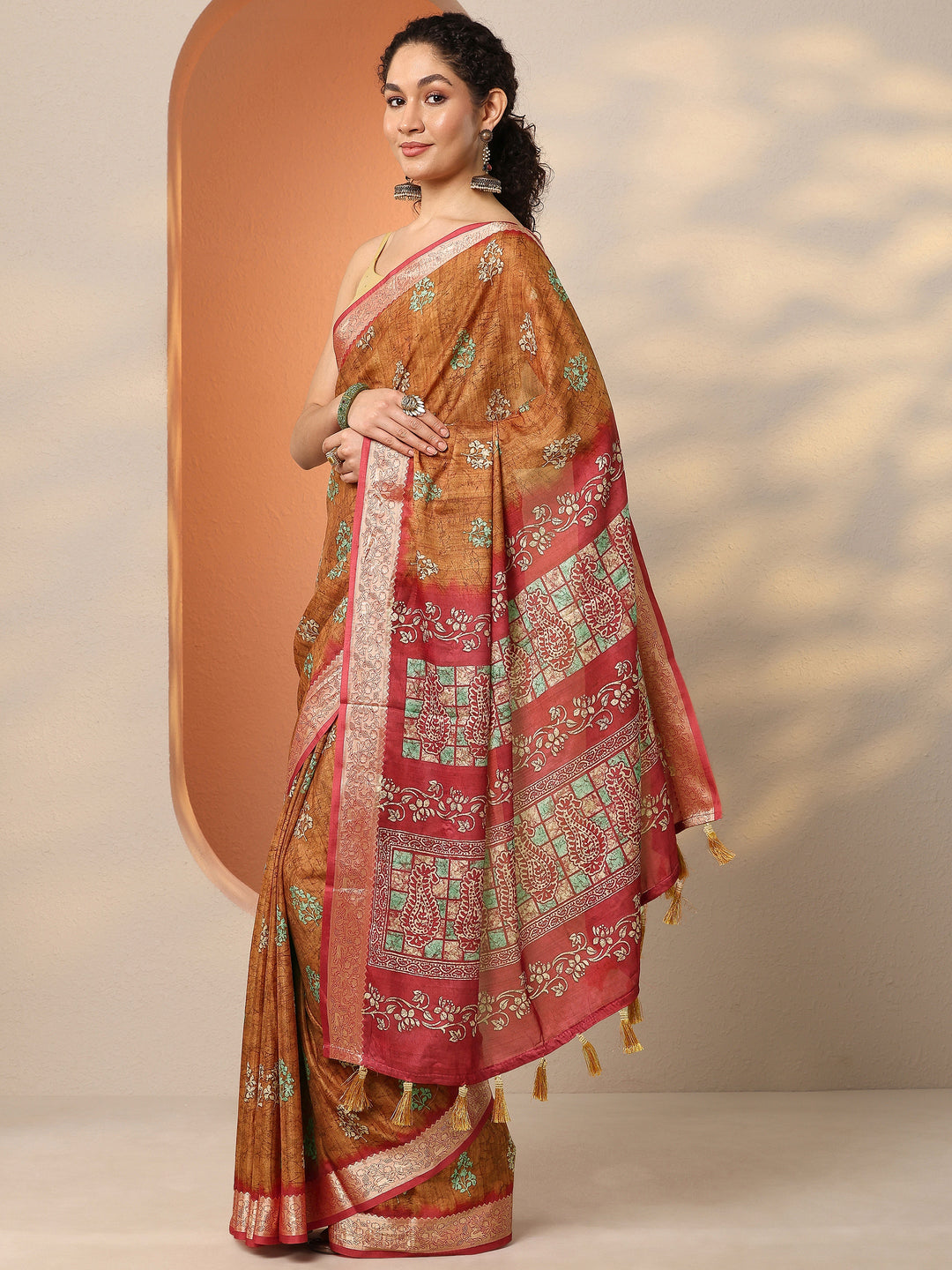 Mustard Printed Silk Blend Saree With Unstitched Blouse Piece