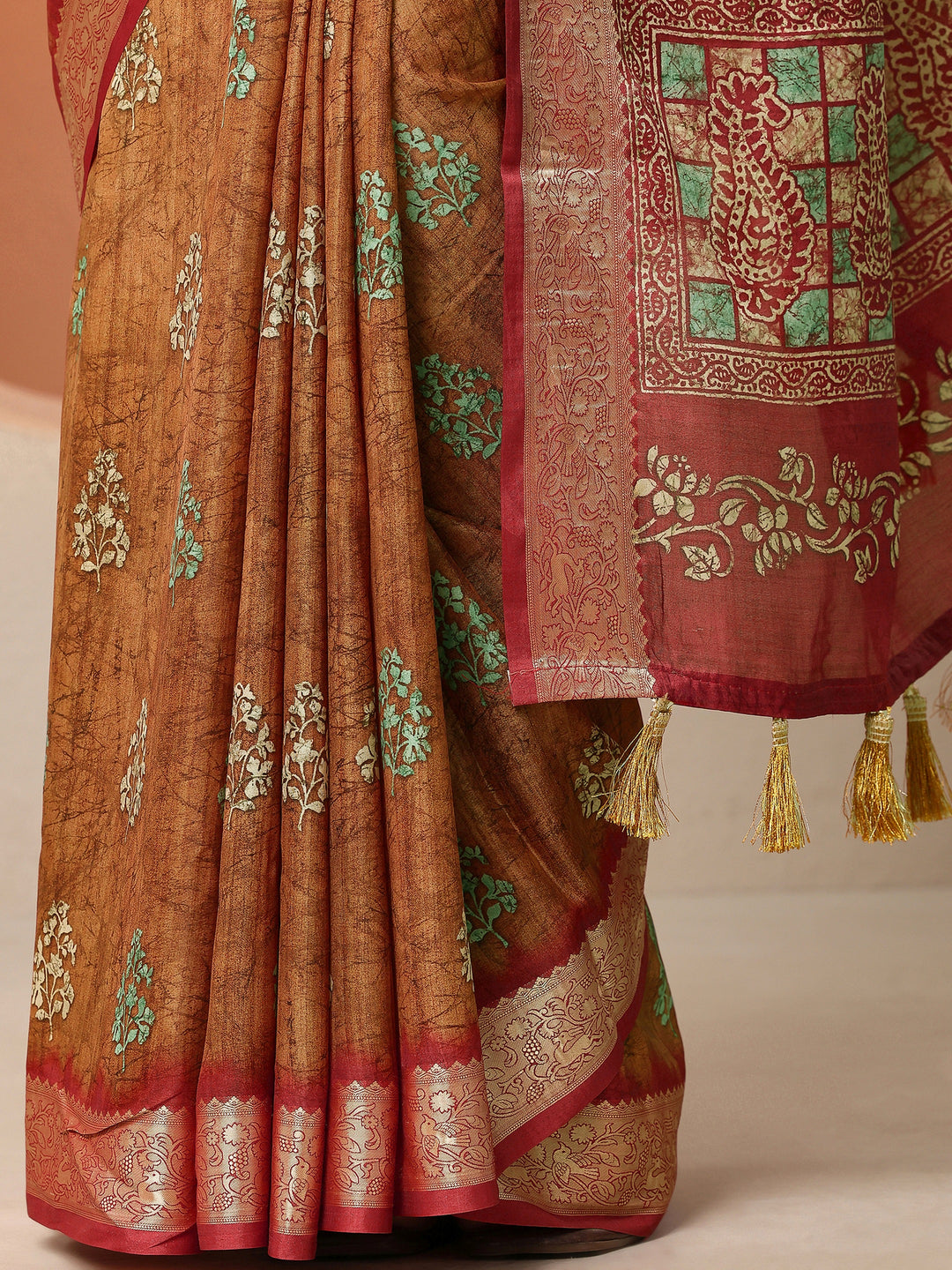Mustard Printed Silk Blend Saree With Unstitched Blouse Piece