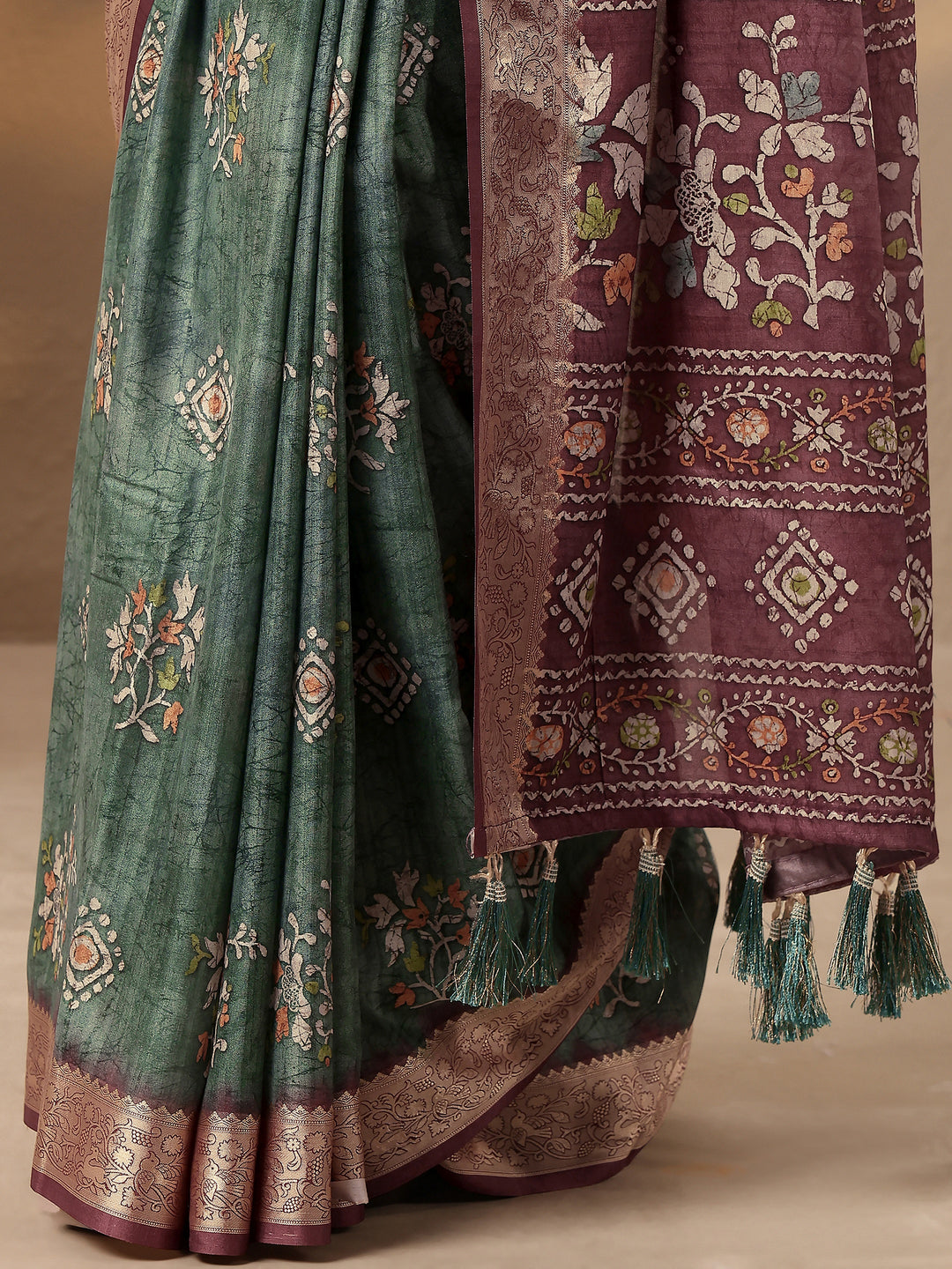 Green Printed Silk Blend Saree With Unstitched Blouse Piece