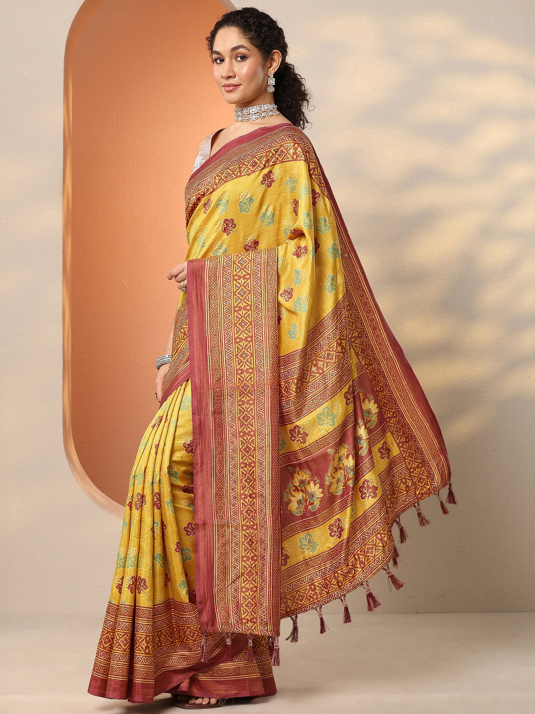 Mustard Printed Silk Blend Saree With Unstitched Blouse Piece
