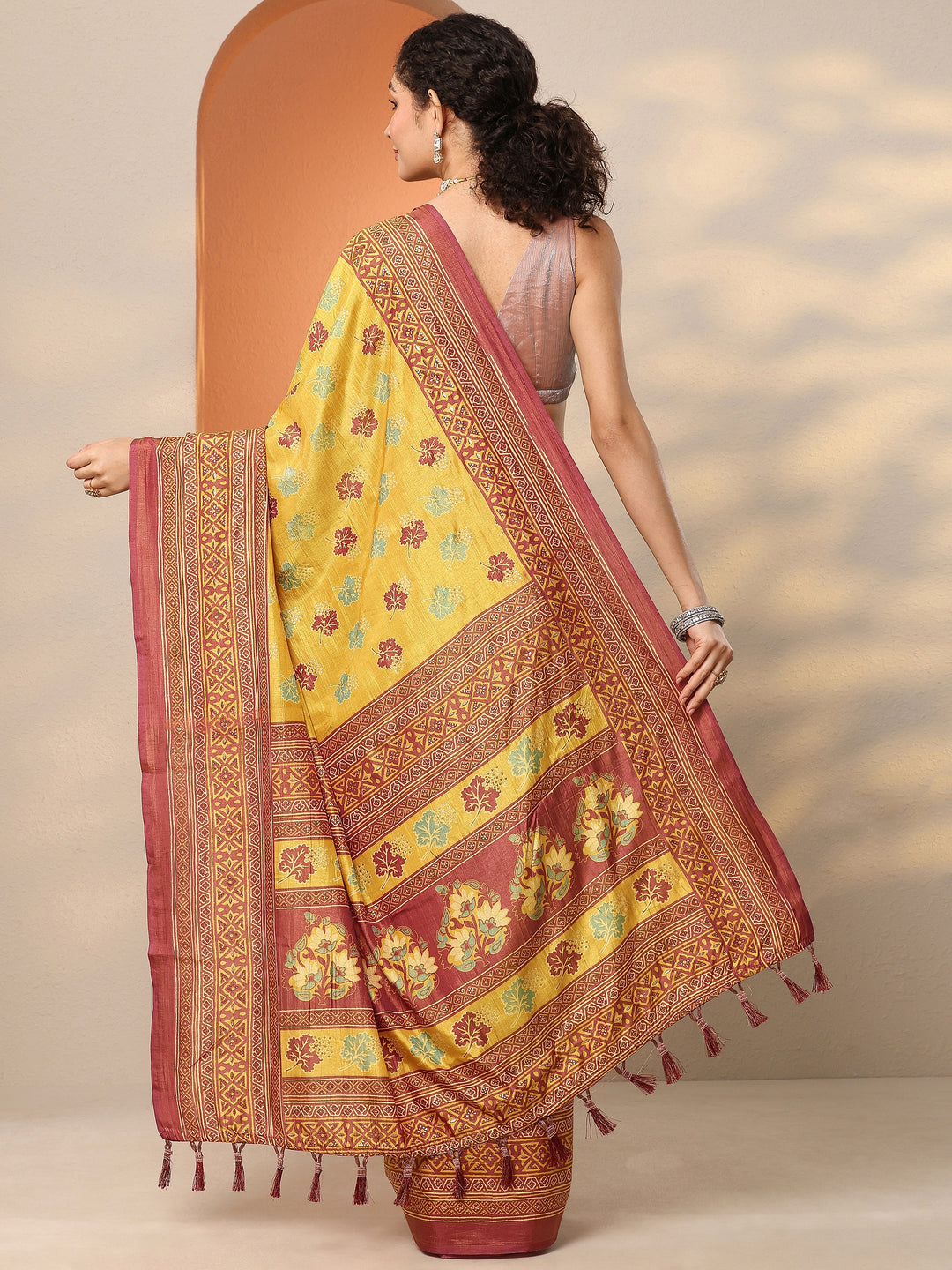 Mustard Printed Silk Blend Saree With Unstitched Blouse Piece