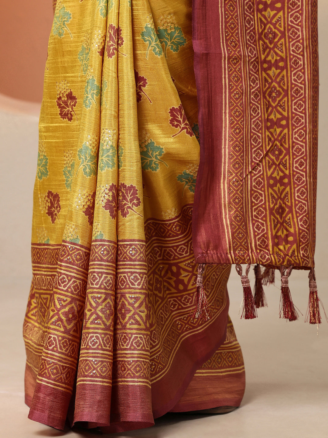 Mustard Printed Silk Blend Saree With Unstitched Blouse Piece