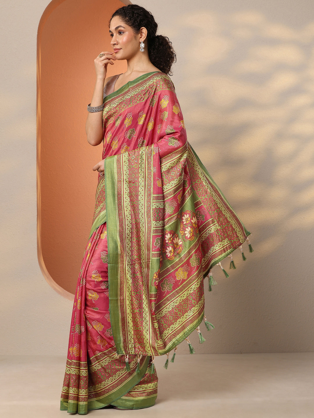 Pink Printed Silk Blend Saree With Unstitched Blouse Piece