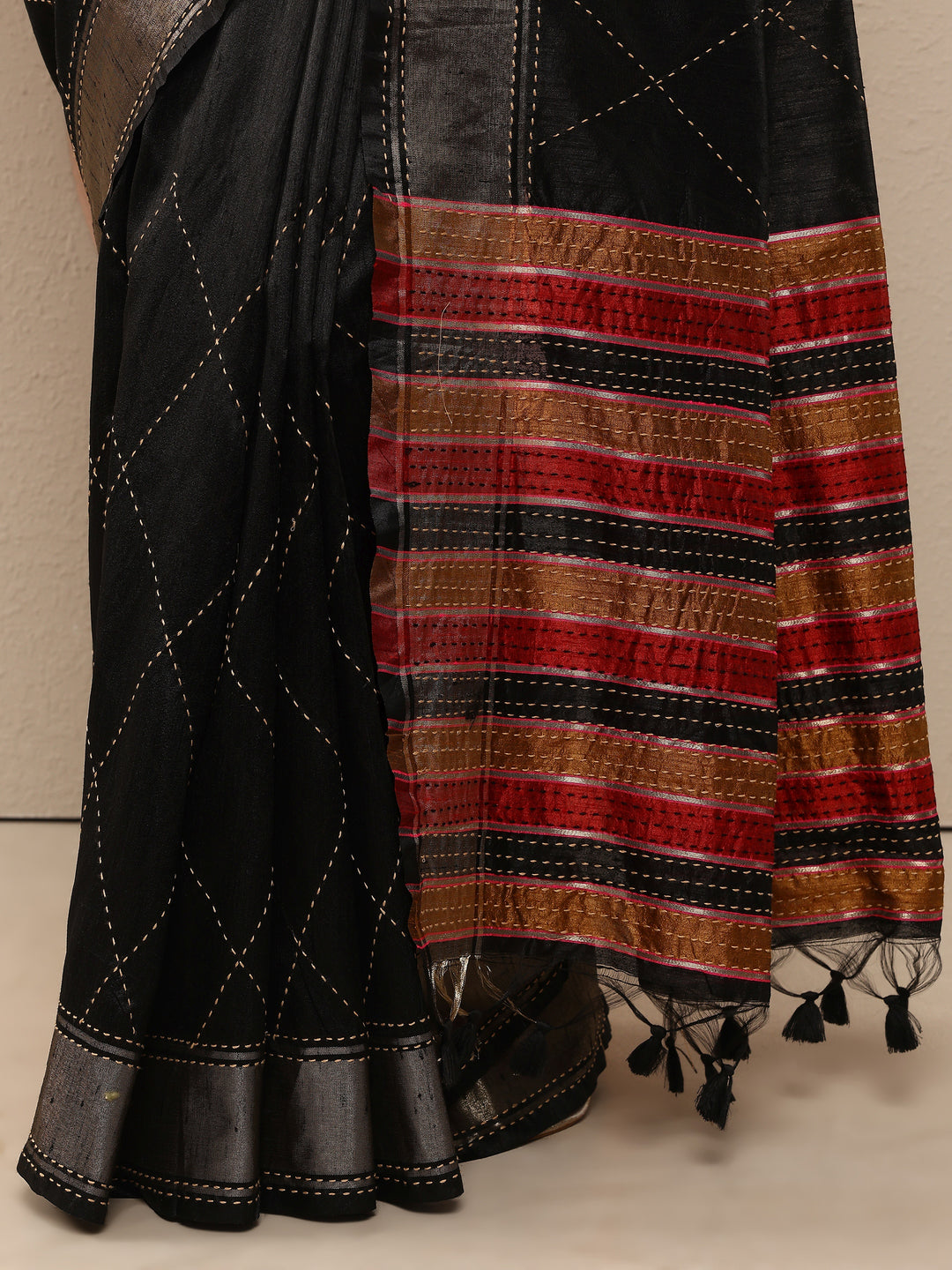 Black Embellished Silk Blend Saree With Unstitched Blouse Piece